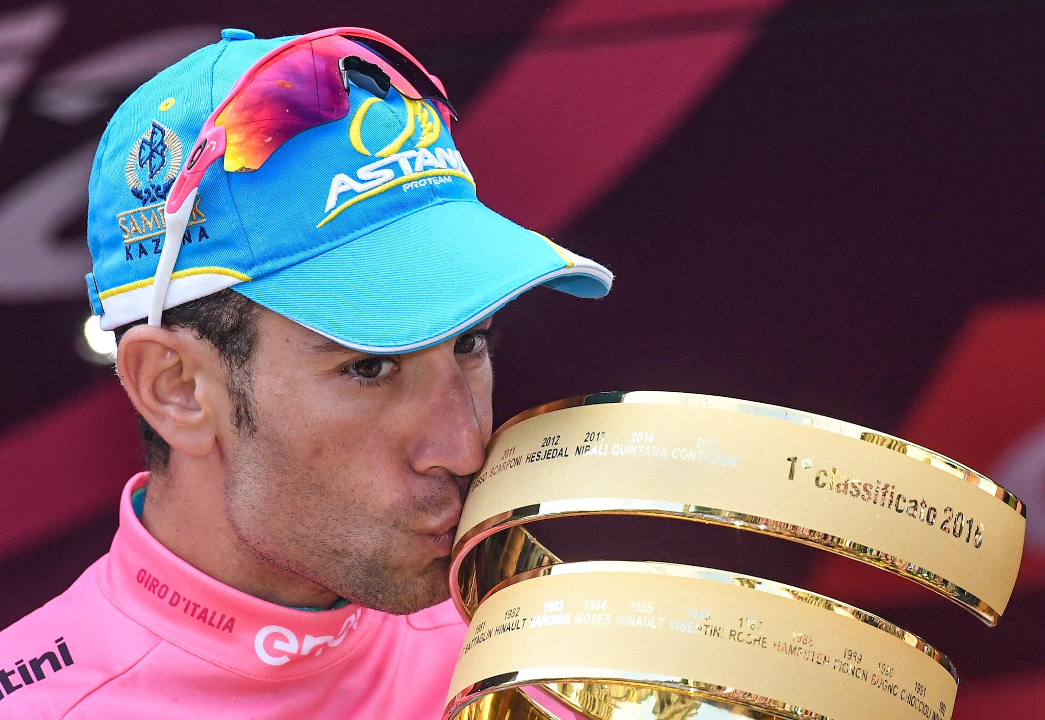 Vincenzo Nibali con il Trofeo Senza Fine del 2016: l’ultima volta che un italiano vinse il Giro