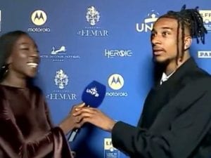 Olise è francese ma non lo sa parlare e va in crisi nell’intervista: “Oh no, siamo in diretta?”