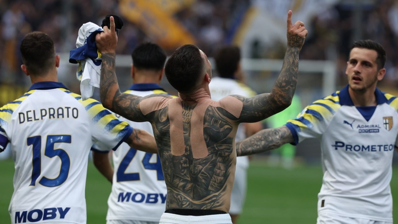 Strefezza esulta dopo il gol dell’1–1 alla Roma.