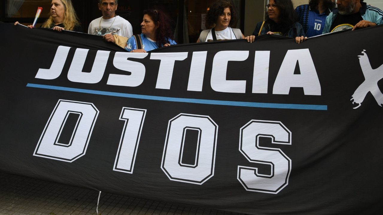 “Maradona poteva salvarsi”: la testimonianza al processo sulla morte del Pibe de Oro