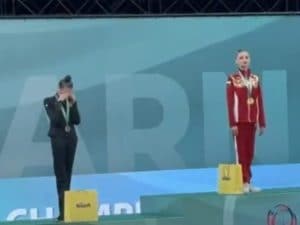 Protesta di atlete ucraine durante l'inno russo