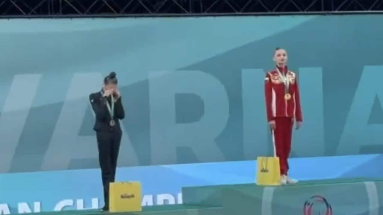 La protesta delle atlete ucraine Chubarova e Krainska: coprono occhi e orecchie durante l'inno russo