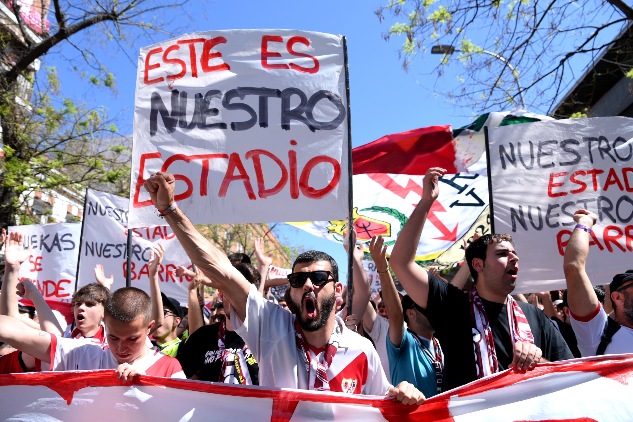 Le proteste dei tifosi per mantenere lo stadio a Vallecas.
