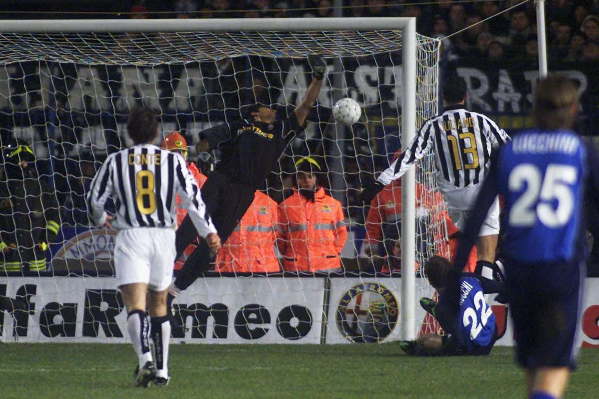 Uno dei tre gol di Rocchi segnati a Buffon contro la Juventus.