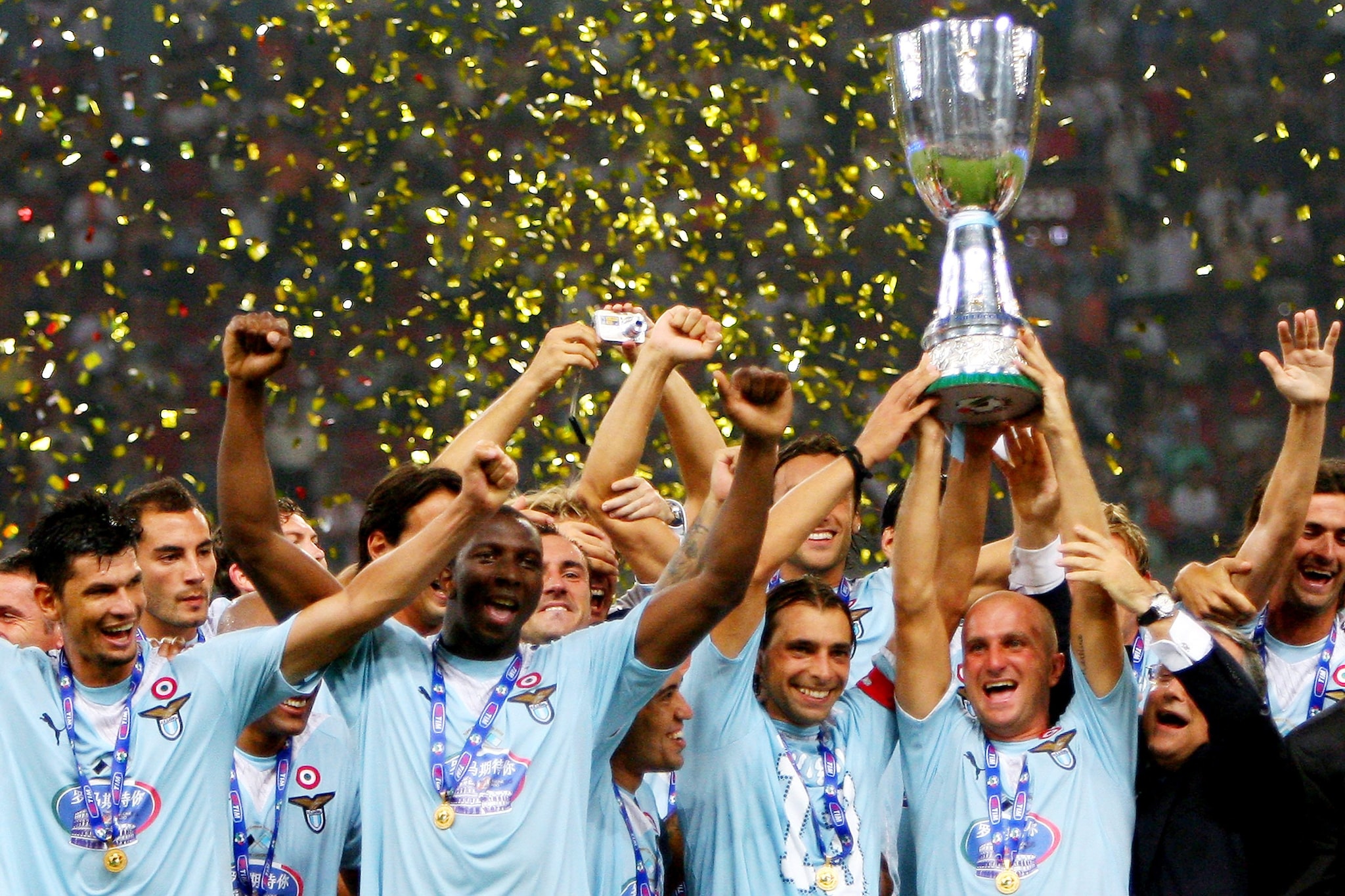 Rocchi alza la Supercoppa Italiana nel cielo di Pechino dopo la vittoria della Lazio contro l’Inter.