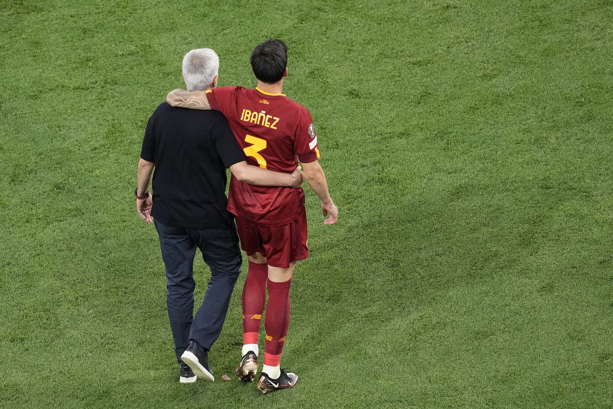 Roger Ibanez con José Mourinho dopo la finale Siviglia–Roma di Europa League.