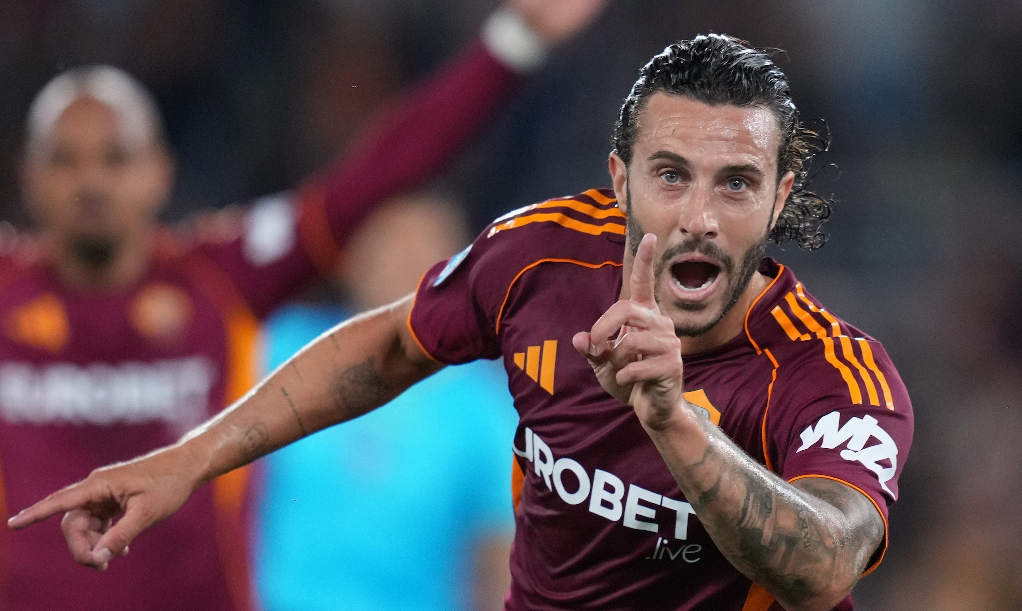 La Roma schianta la Fiorentina, vola verso la Champions: Como superato, Milan e Juve tremano