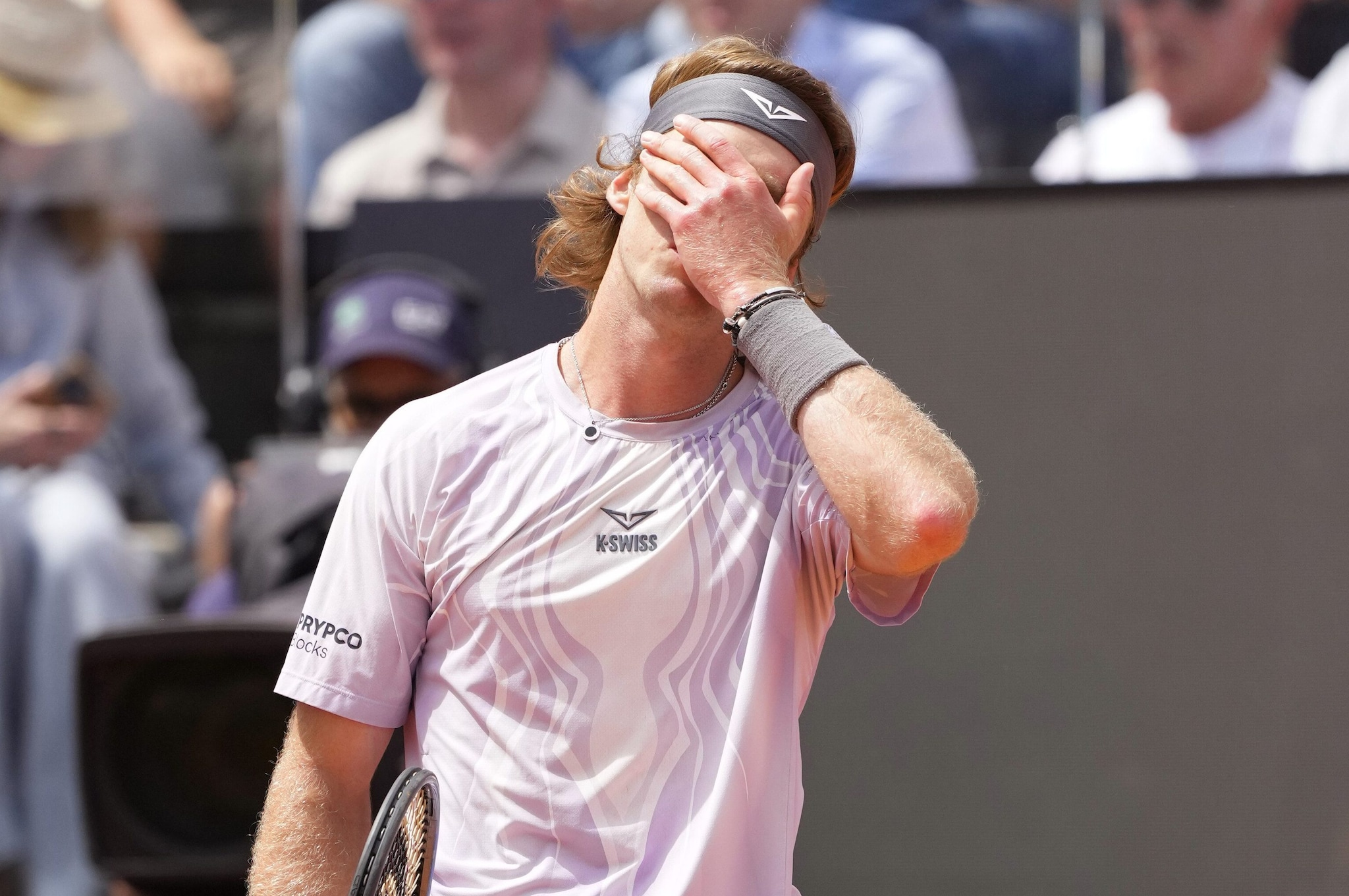 Un momento di sconforto di Andrey Rublev nel match contro Jannik Sinner