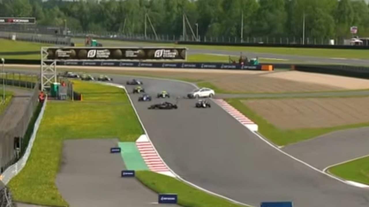 La Safety Car entra in pista con le auto ancora lanciate ad alta velocità: tragedia sfiorata in F4 a Mosca