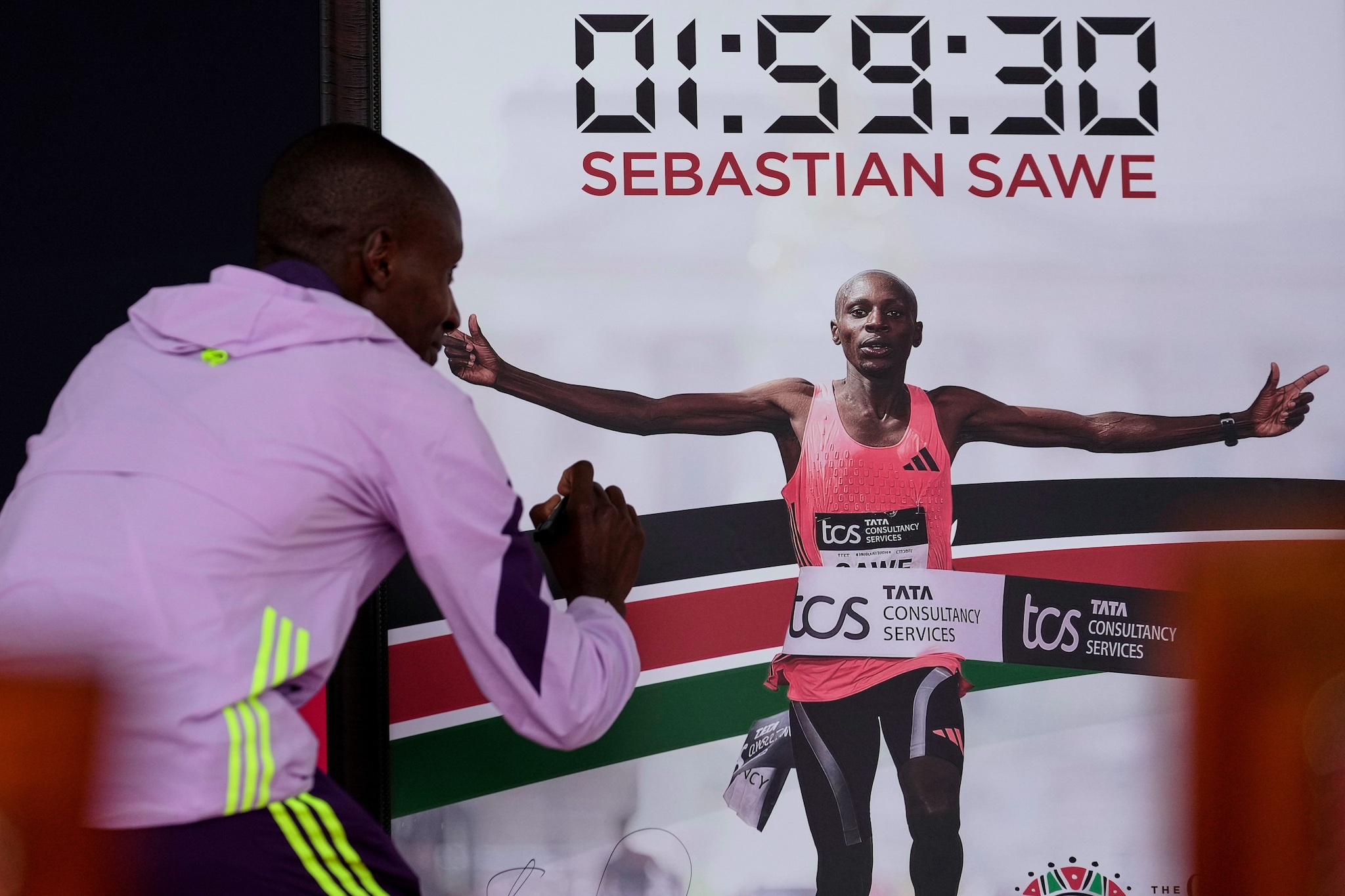 Sebastian Sawe: il primo uomo a chiudere la maratona sotto il muro delle due ore.