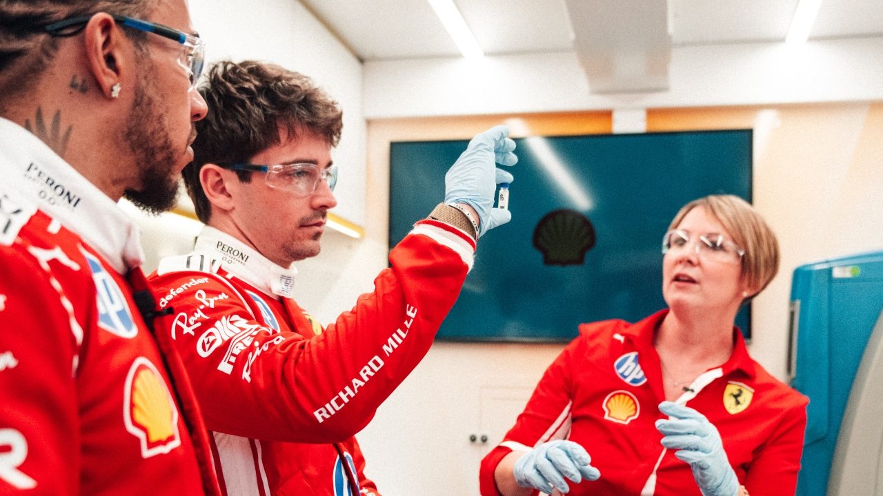 Shell e la nuova benzina della Ferrari per la F1 2026: "Definirla a zero emissioni è tecnicamente sbagliato"