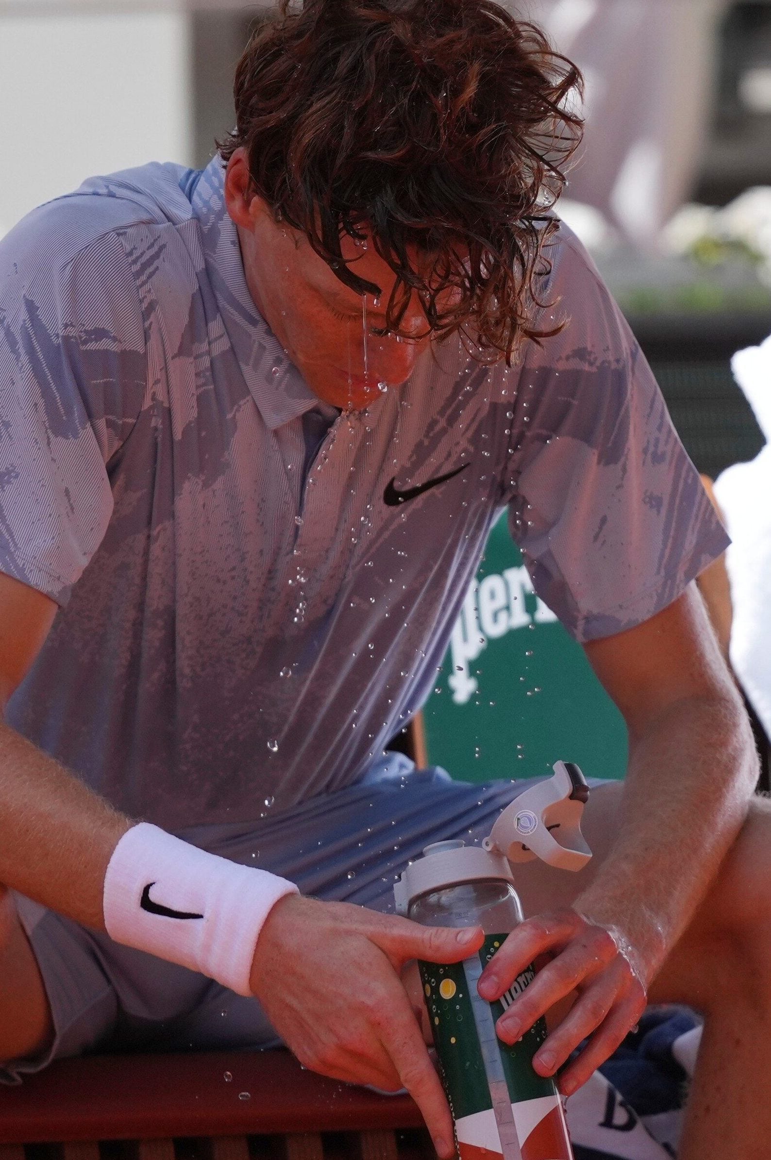 Il caldo e una serie di altri fattori, tra cui poco riposo, hanno condizionato il numero uno Atp.