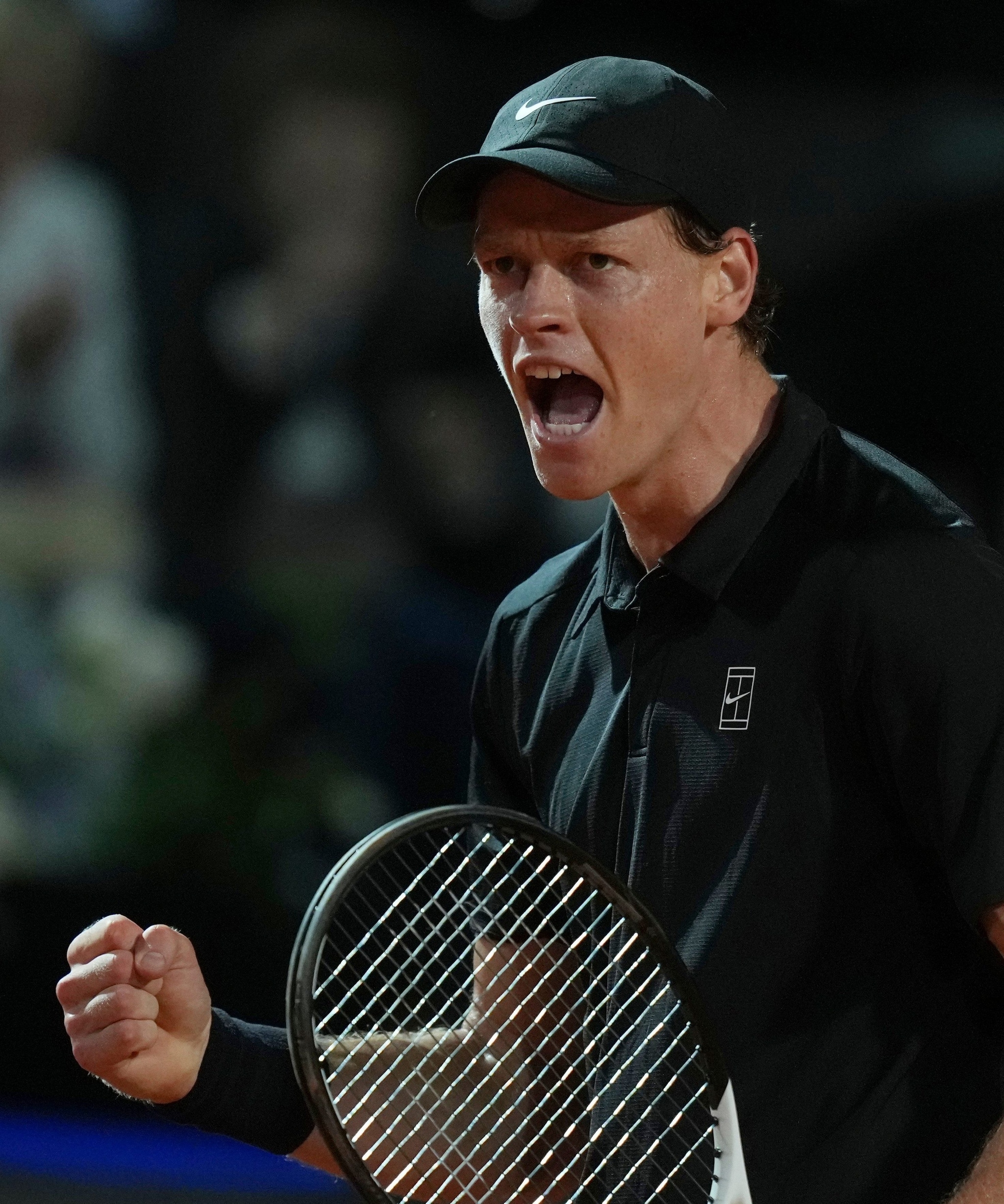 La carica di Jannik Sinner durante il match con Daniil Medvedev a Roma