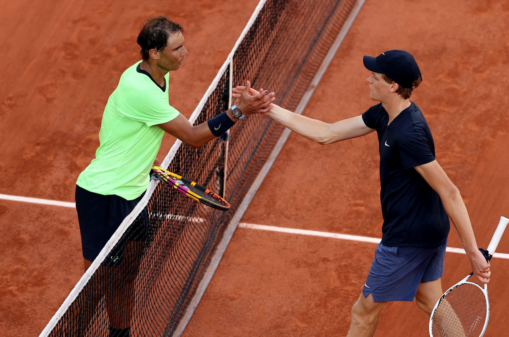 Rafa Nadal dà la mano a uno Jannik Sinner non ancora 20enne dopo averlo battuto al Roland Garros 2021