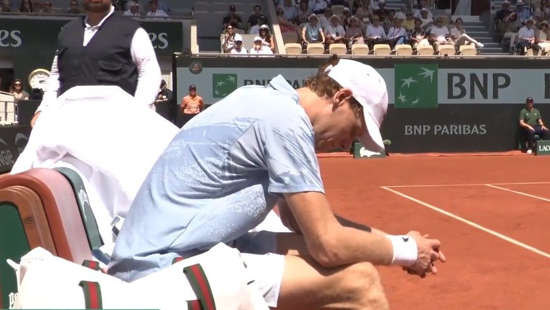 Roland Garros 2026, Sinner perde con Cerundolo 6-3 6-2 5-7 1-6 1-6: Jannik crolla per il caldo, è fuori