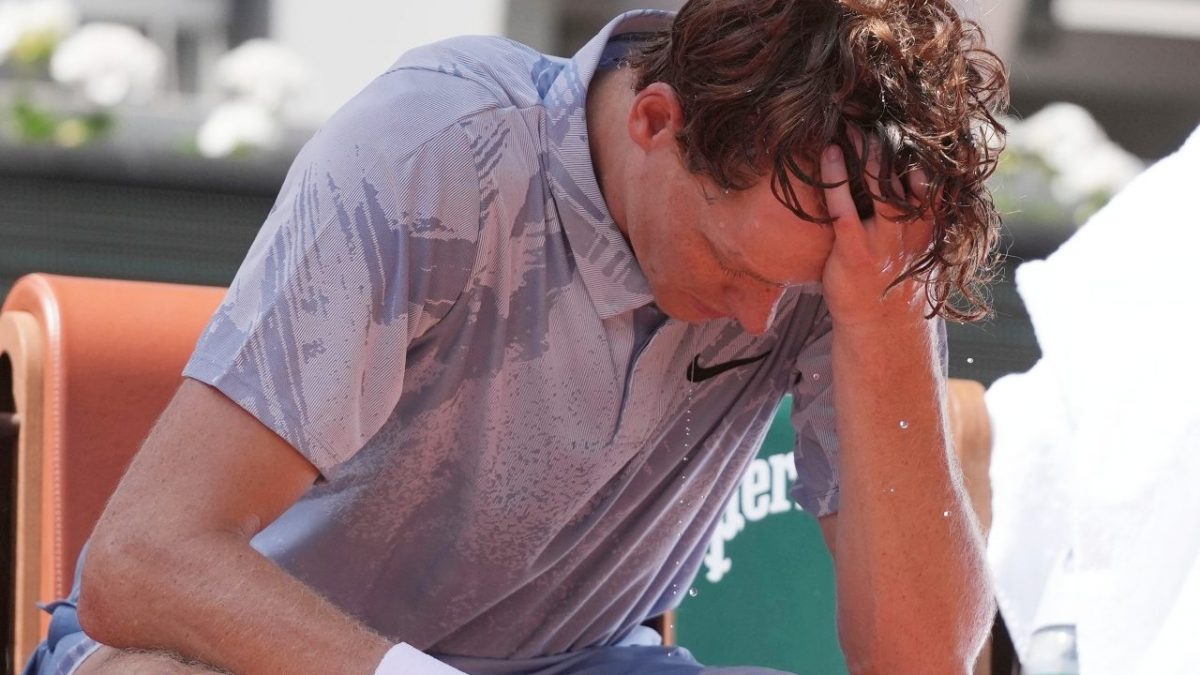 Jannik Sinner debilitato per il caldo, ha avuto un crollo fisico al Roland Garros.