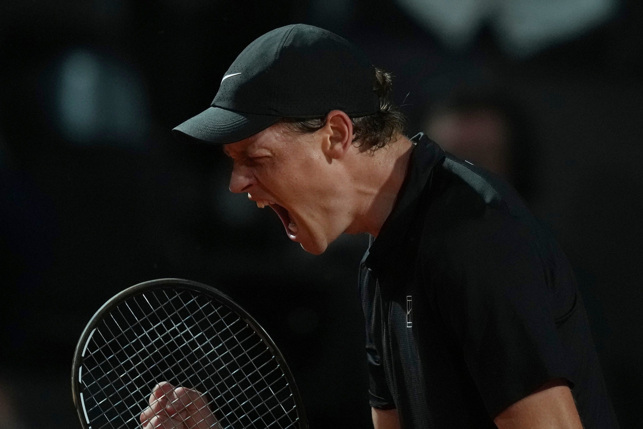 L’urlo liberatorio di Jannik Sinner nel match contro Daniil Medvedev a Roma