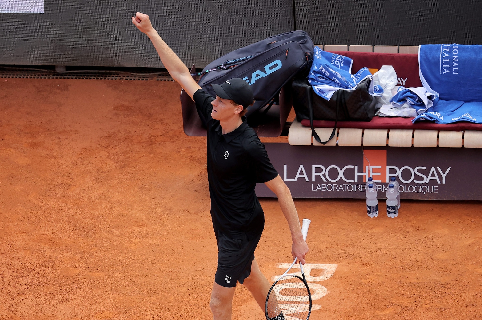 L’esultanza di Jannik Sinner dopo la semifinale vinta su Daniil Medvedev