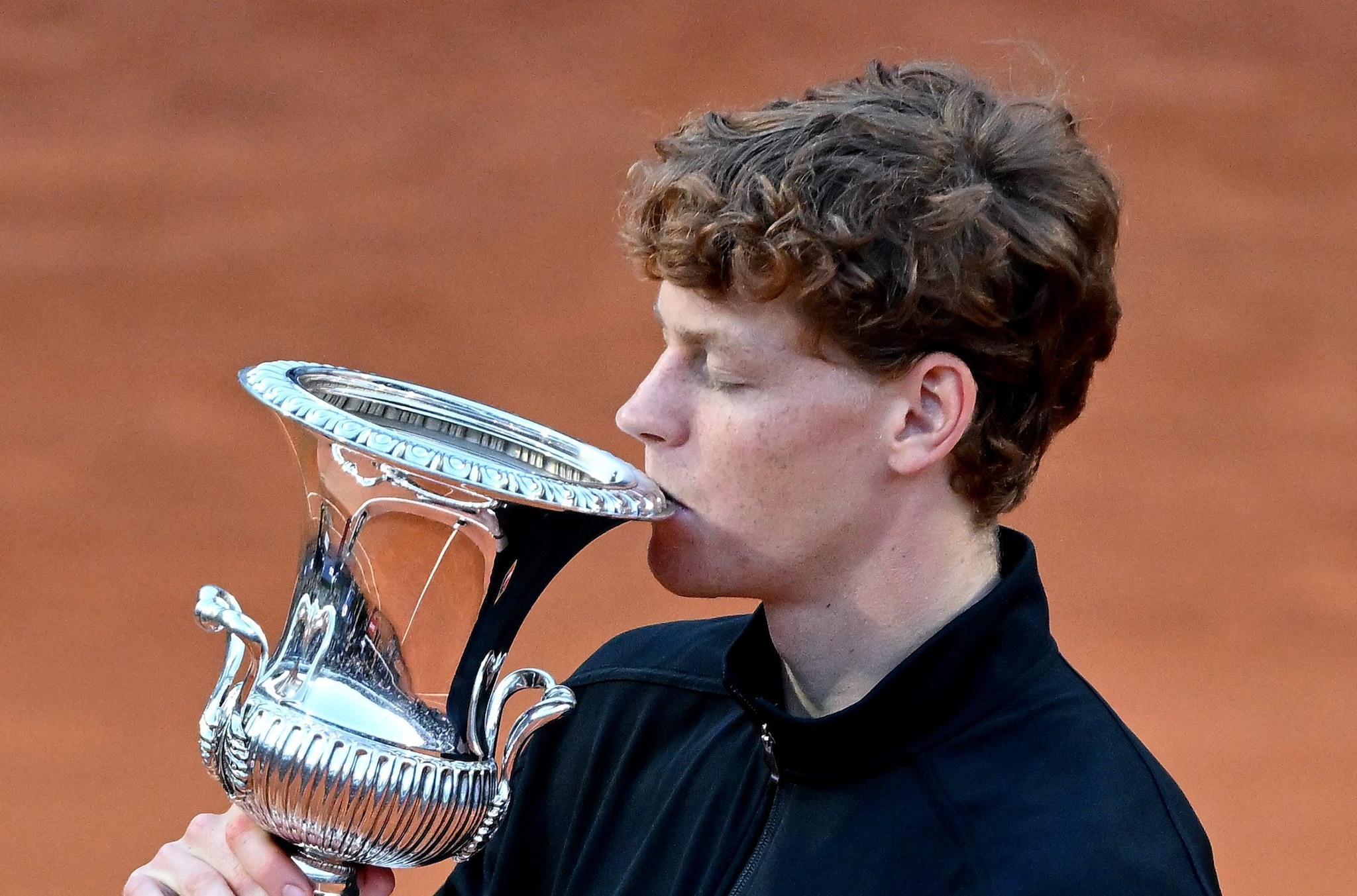 Jannik Sinner bacia il trofeo vinto a Roma