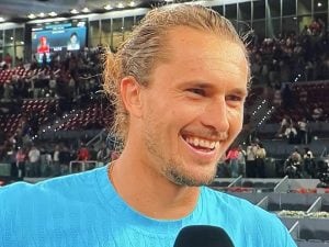 Zverev ritrova Sinner in finale a Madrid e gli ricordano le sue 4 vittorie: Sascha scoppia a ridere