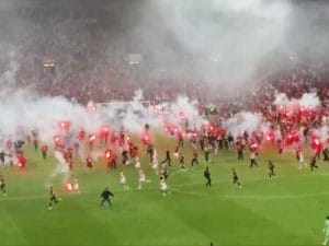 Slavia Praga a 3 minuti dallo “scudetto” con lo Sparta, rischia di perderlo per colpa dei tifosi