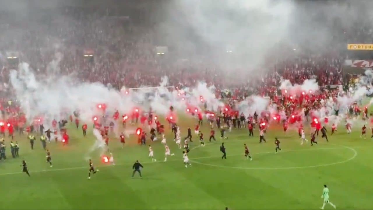 Slavia Praga a 3 minuti dallo "scudetto" con lo Sparta, rischia di perderlo per colpa dei tifosi