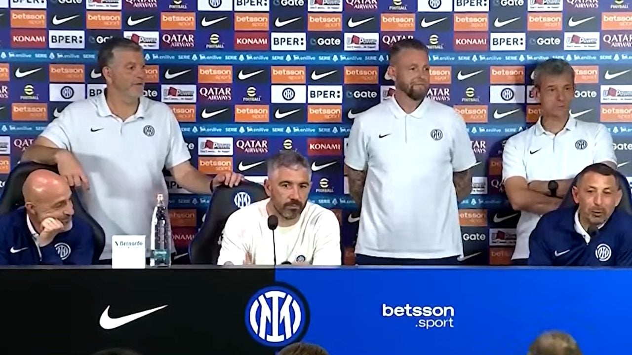 Lo staff di Chivu in conferenza stampa dopo la vittoria dl 21° Scudetto
