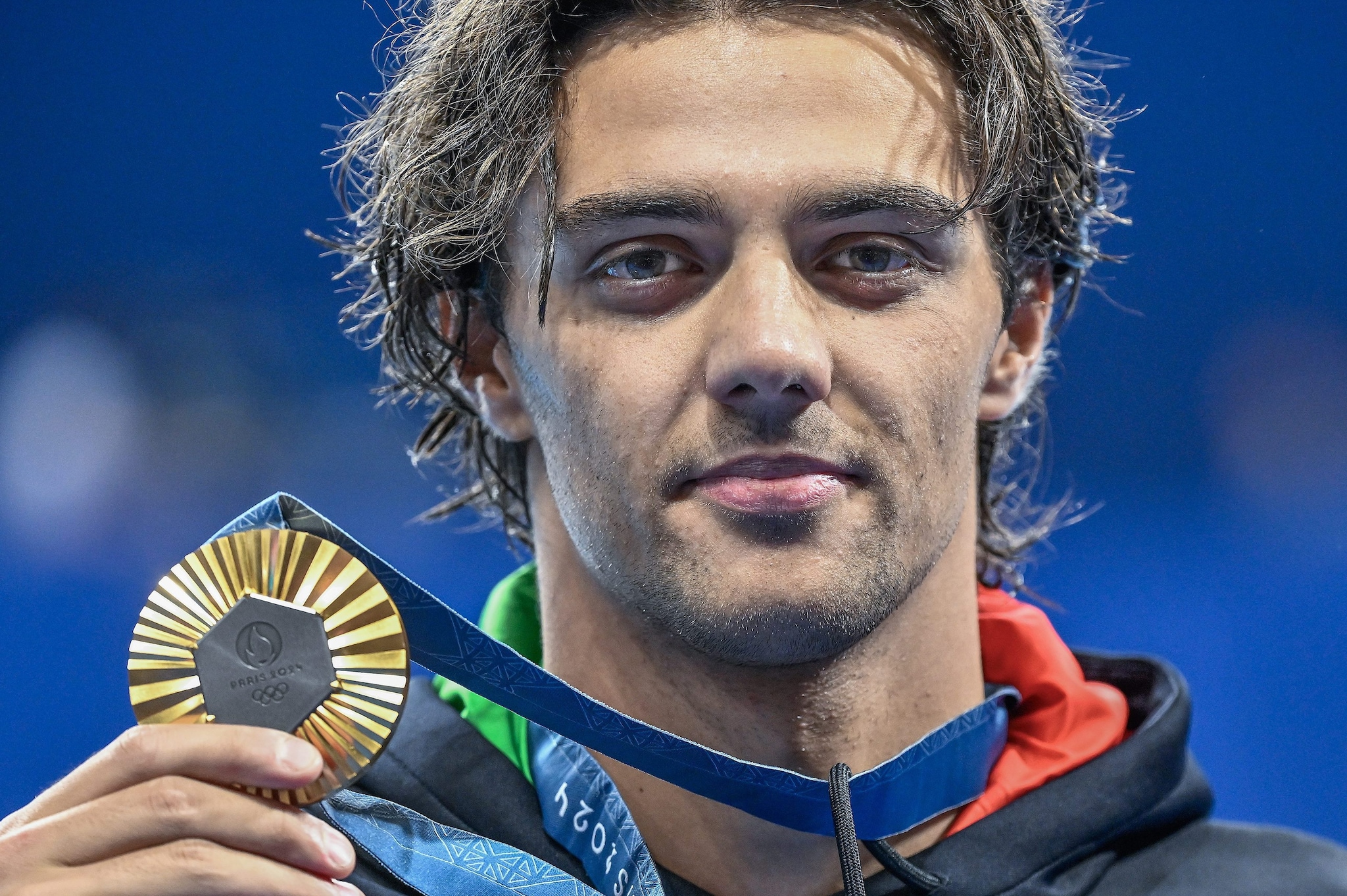 Ceccon con la medaglia d’oro vinta alle Olimpiadi di Parigi nel 2024 nei 100 dorso