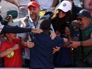 Tiafoe derubato della racchetta al Roland Garros: “Vi prego ridatemela. Vi regalo due biglietti”