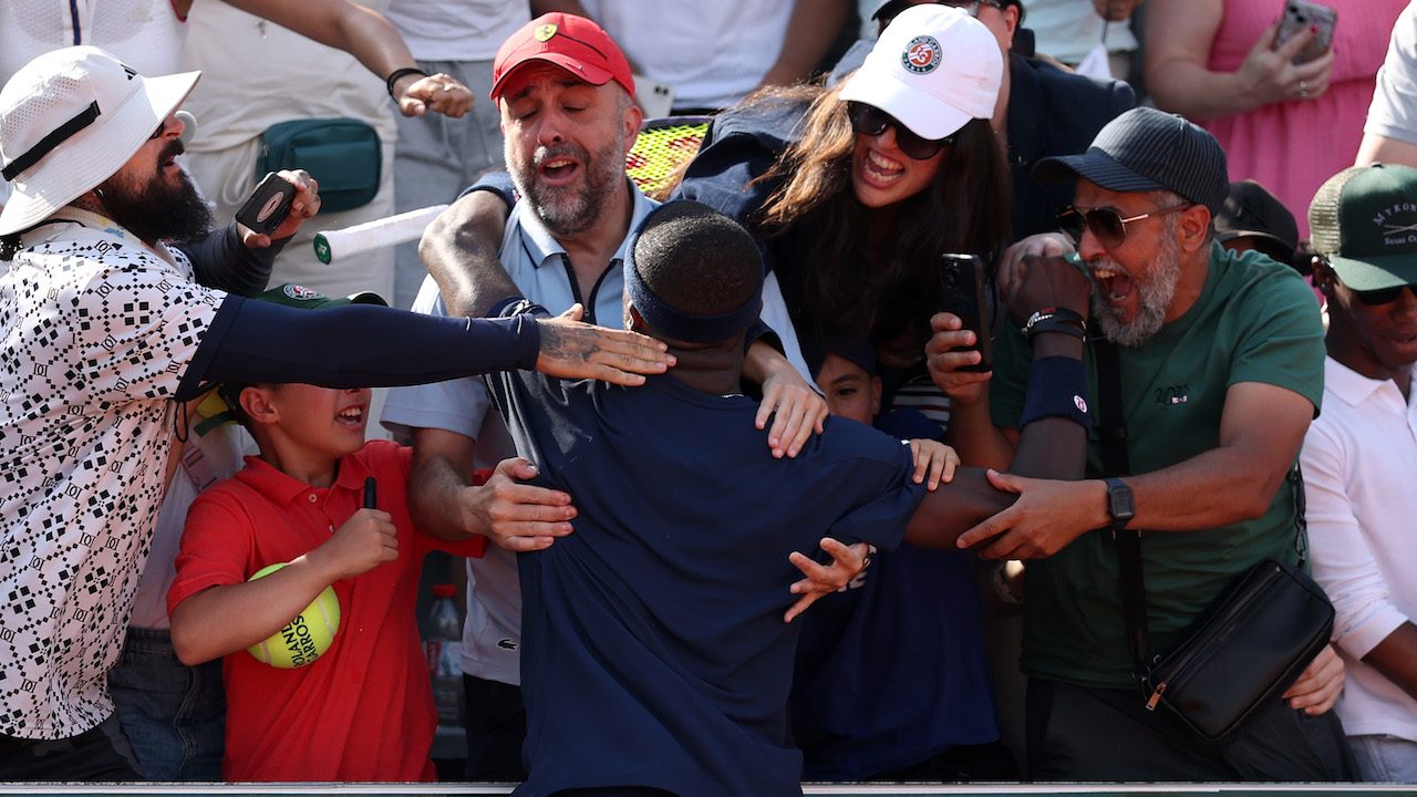 Tiafoe derubato della racchetta al Roland Garros: “Vi prego ridatemela. Vi regalo due biglietti”