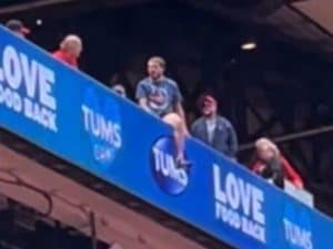Un tifoso di MLB si sporge dalla tribuna, un uomo vuole salvarlo e lo tira via: lotta furiosa a St. Louis