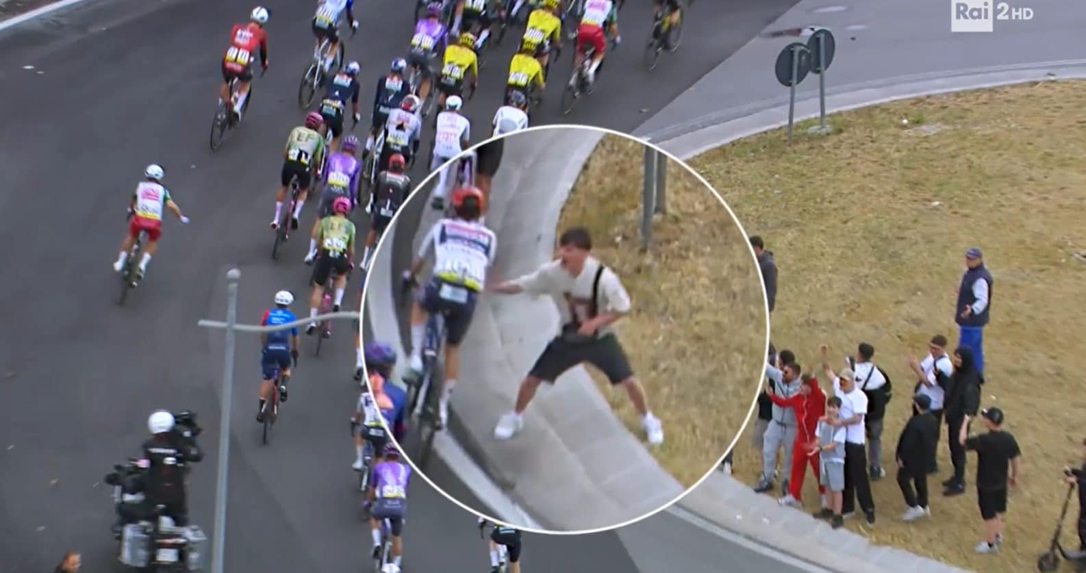Bettiol sui tifosi che han provato a far cadere i ciclisti al Giro d'Italia: "Potevamo finire in ospedale"