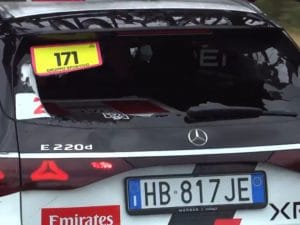 Incidente insolito al Giro d’Italia, Rondel si scontra con l’ammiraglia della UAE: lunotto in frantumi