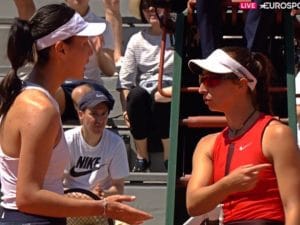 Wang e Korpatsch litigano a rete al Roland Garros: è la scena finale di una partita tesissima