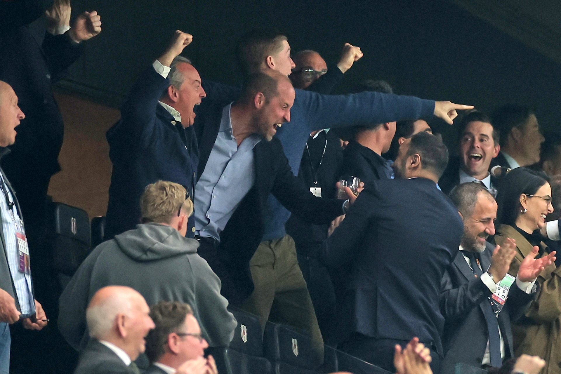 Il principe William scatenato dopo uno dei gol dell’Aston Villa nella finale di Europa League.