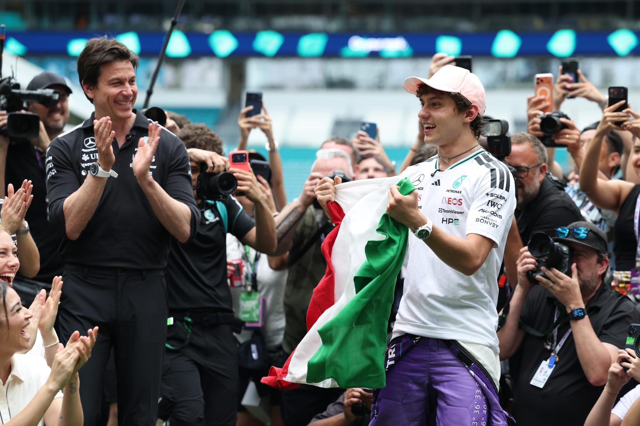 Toto Wolff e Kimi Antonelli celebrano il successo del GP Miami.