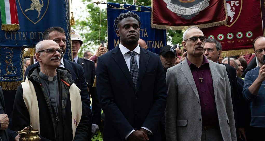Fischi e insulti contro il Torino durante la commemorazione di Superga: lo sfogo contro il presidente Cairo