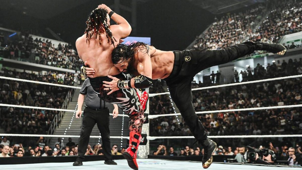 Roman Reigns esegue una spear sul cugino Jacob Fatu nel Tribal Combat per il titolo.