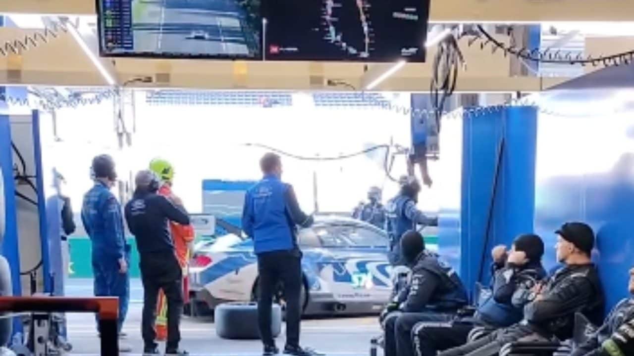 Il lavoro dei meccanici nei box durante la 24 Ore di Le Mans 2026, tra attesa, fatica e interventi sulle auto