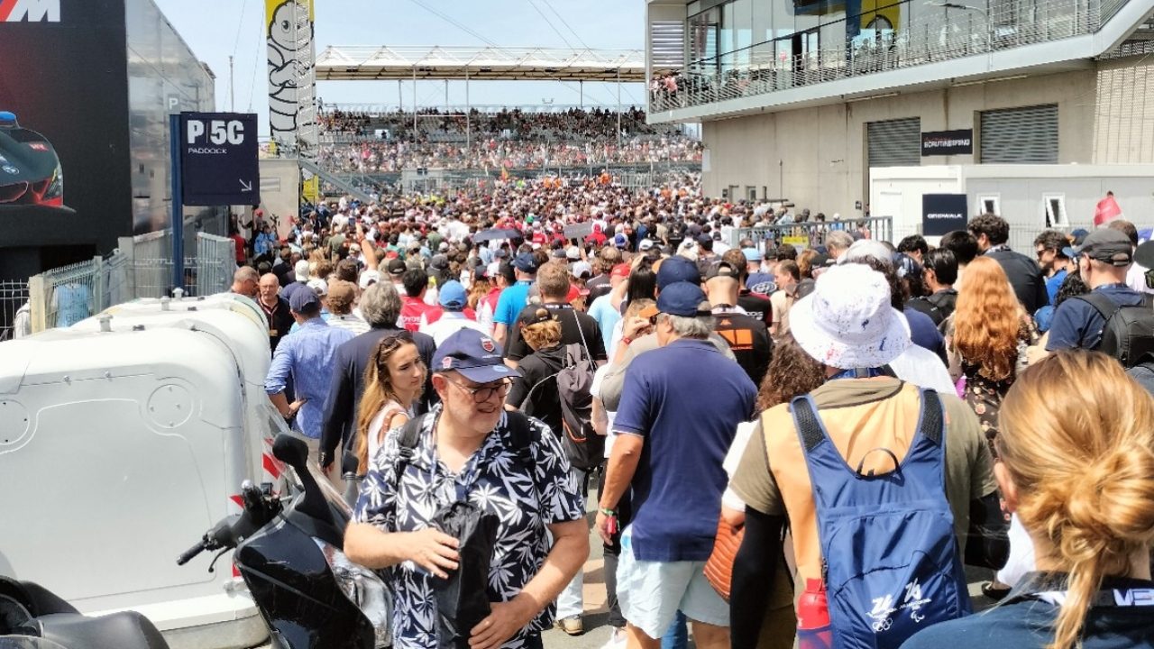 Gli spettatori della 24 Ore di Le Mans 2026 nei viali del circuito francese
