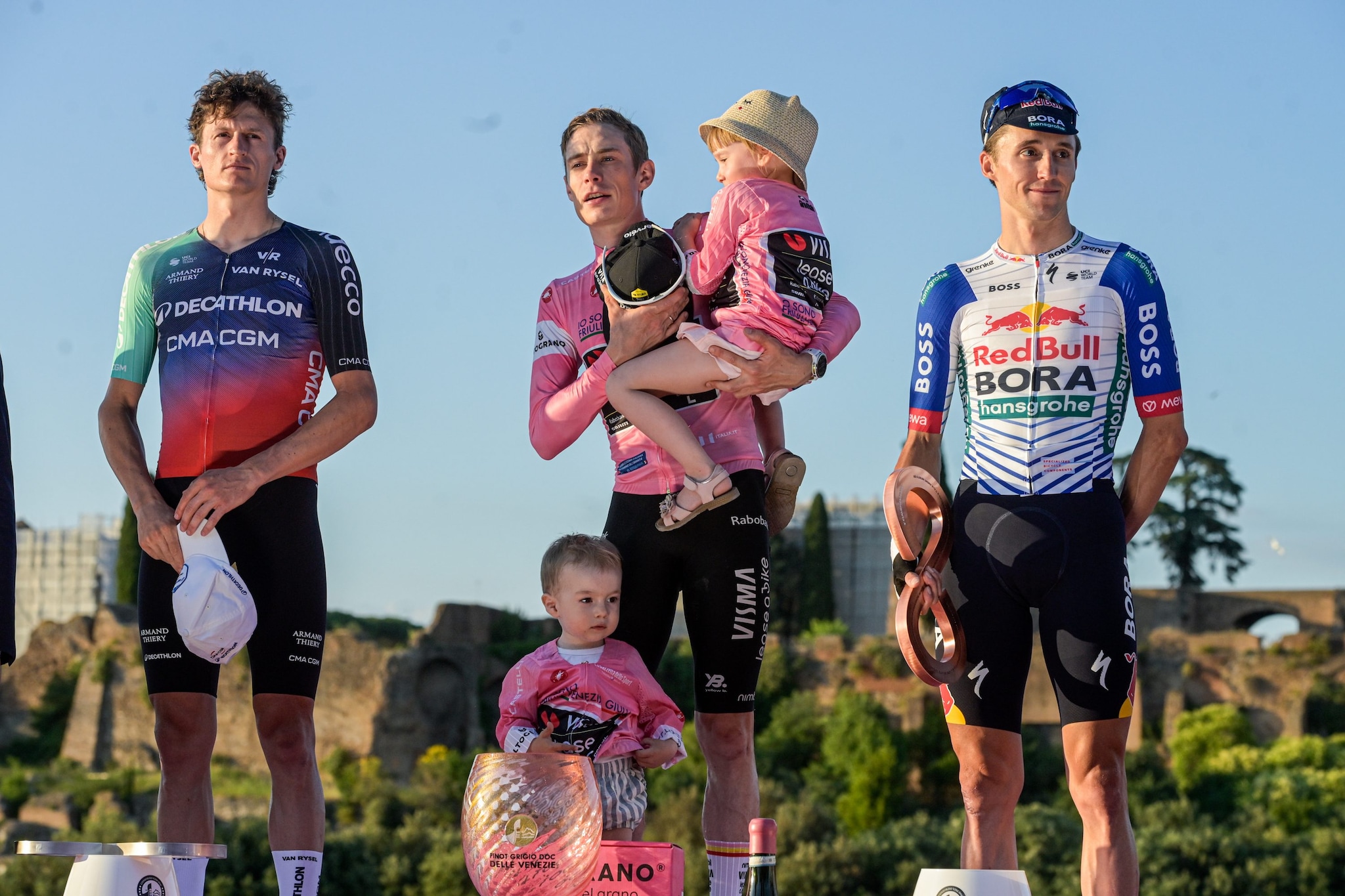 Il podio tutto straniero del Giro 2026: Vingegaard in Rosa davanti a Gall e Hindley