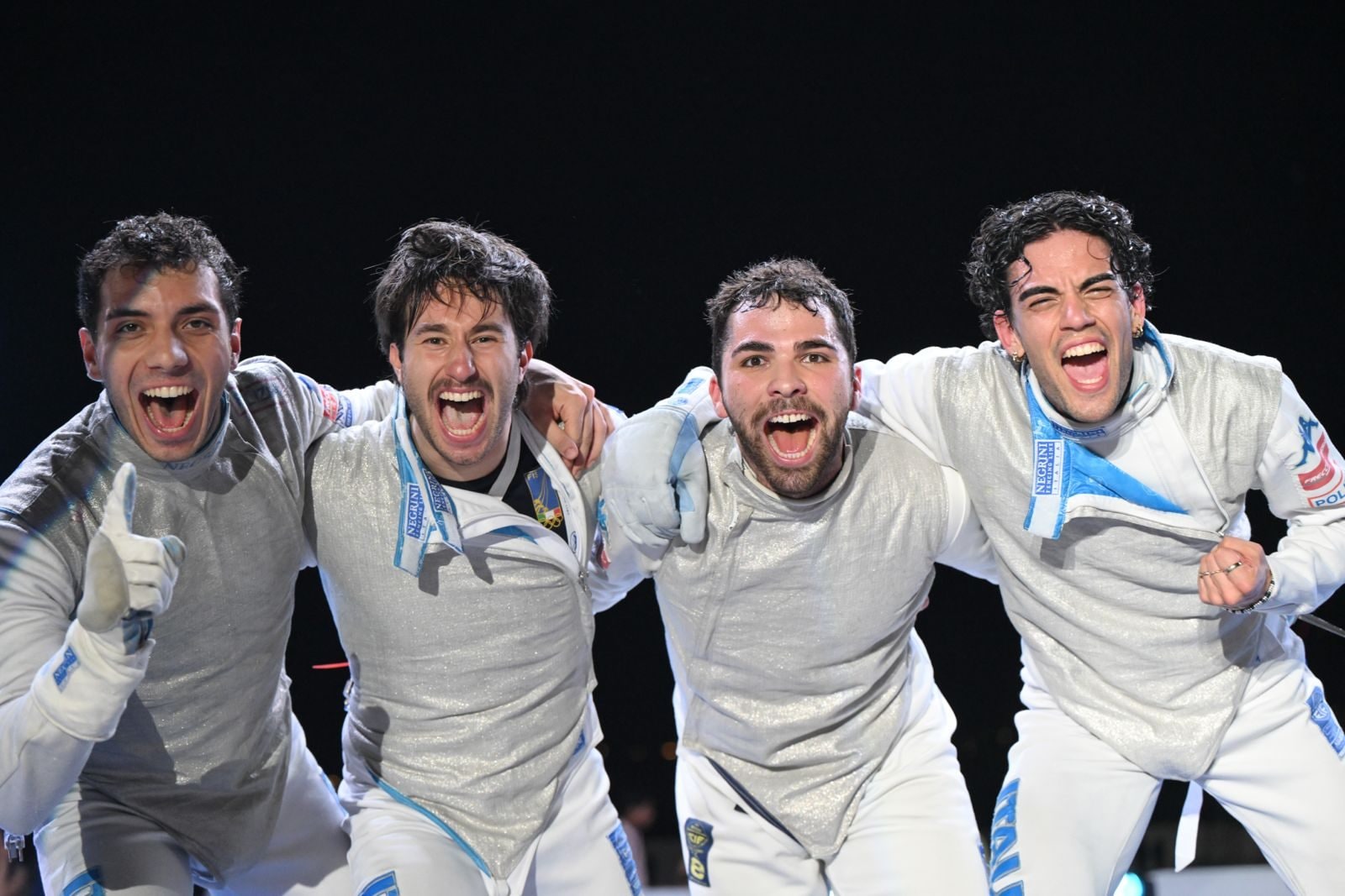Filippo Macchi con i compagni delle Fiamme Oro con cui ha vinto la finale a squadre di fioretto maschile dei Campionati Italiani Assoluti 2026