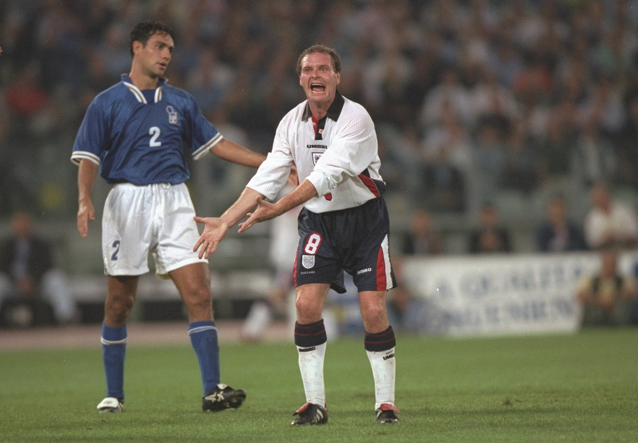 Nesta e Gascoigne avversari in un Italia–Inghilterra del 1997.