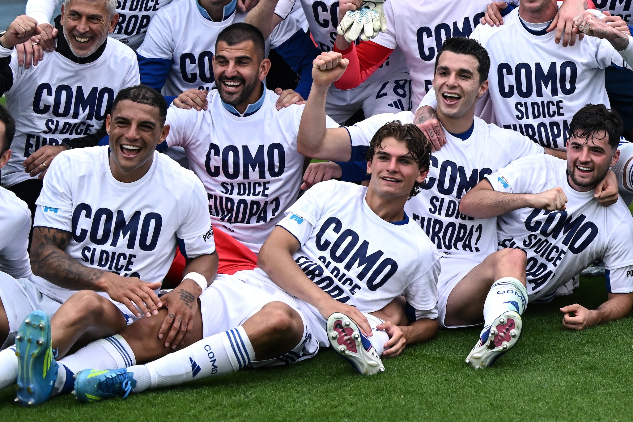 Il Como festeggia la qualificazione in Champions.