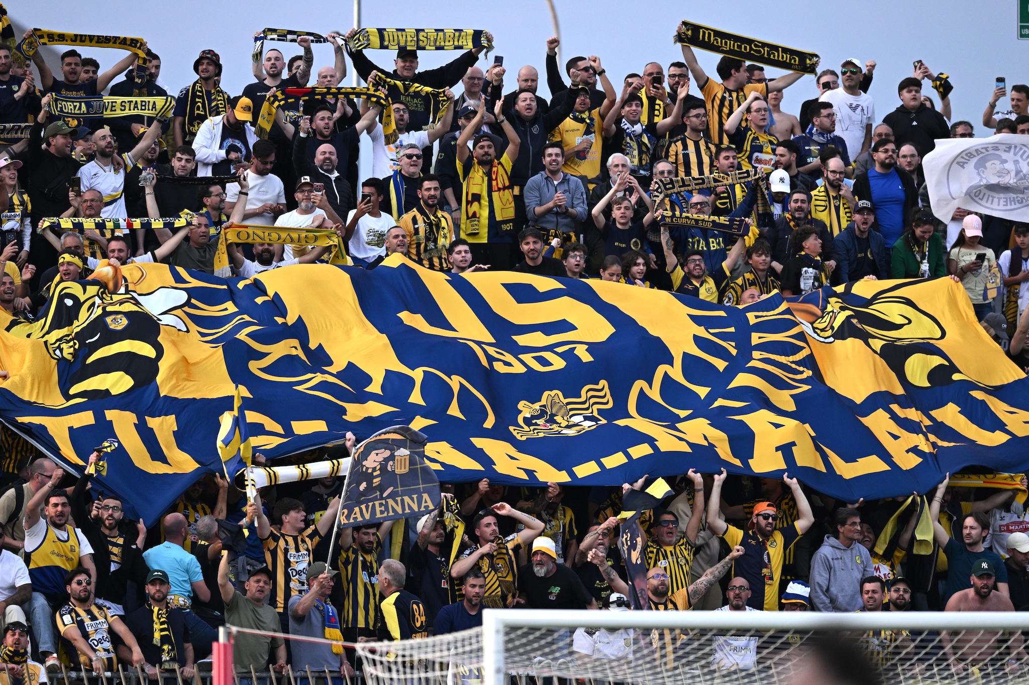 Il pubblico della Juve Stabia dopo l’ultima partita giocata a Monza nei playoff di Serie B.