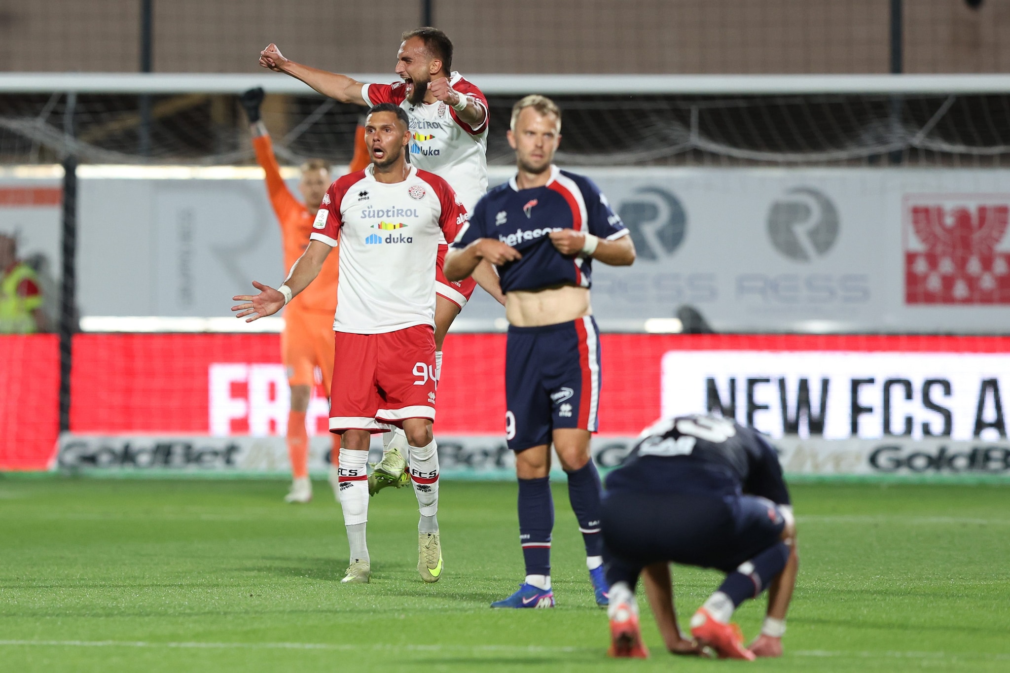Il momento in cui il Bari è retrocesso in Serie C dopo il ko col Sudtirol nei playout.