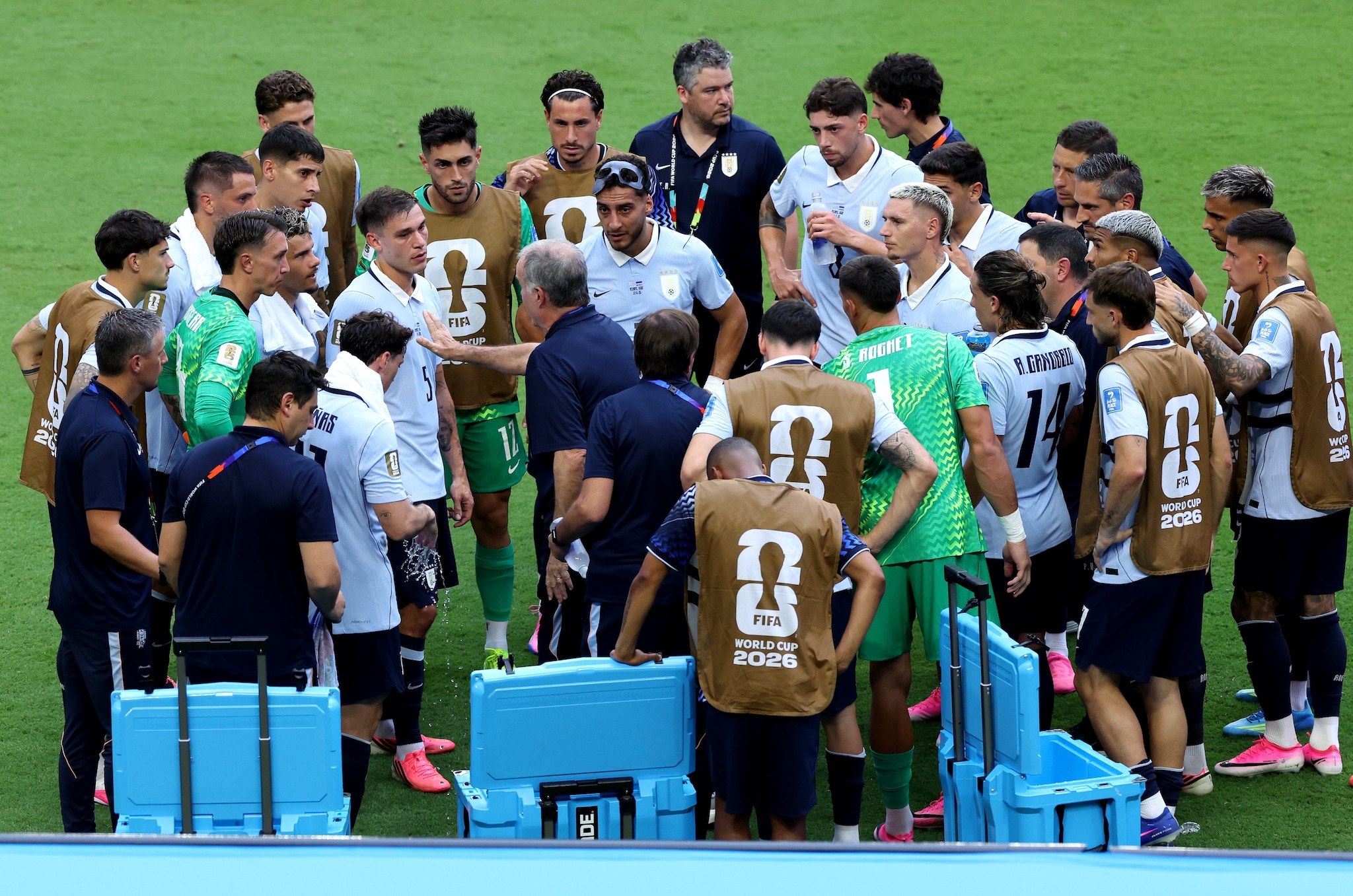 Il Ct Bielsa insieme ai suoi giocatori durante la pausa contro l’Arabia Saudita.
