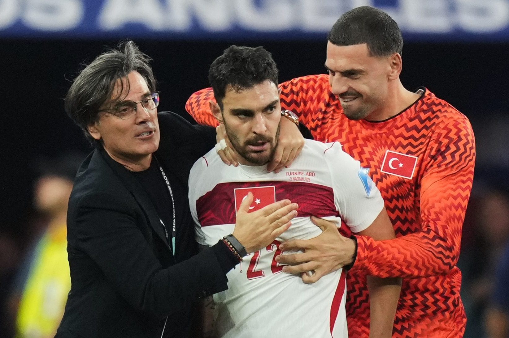 Kaan Ayhan festeggiato da Vincenzo Montella dopo il gol della vittoria della Turchia contro gli Stati Uniti al 98’