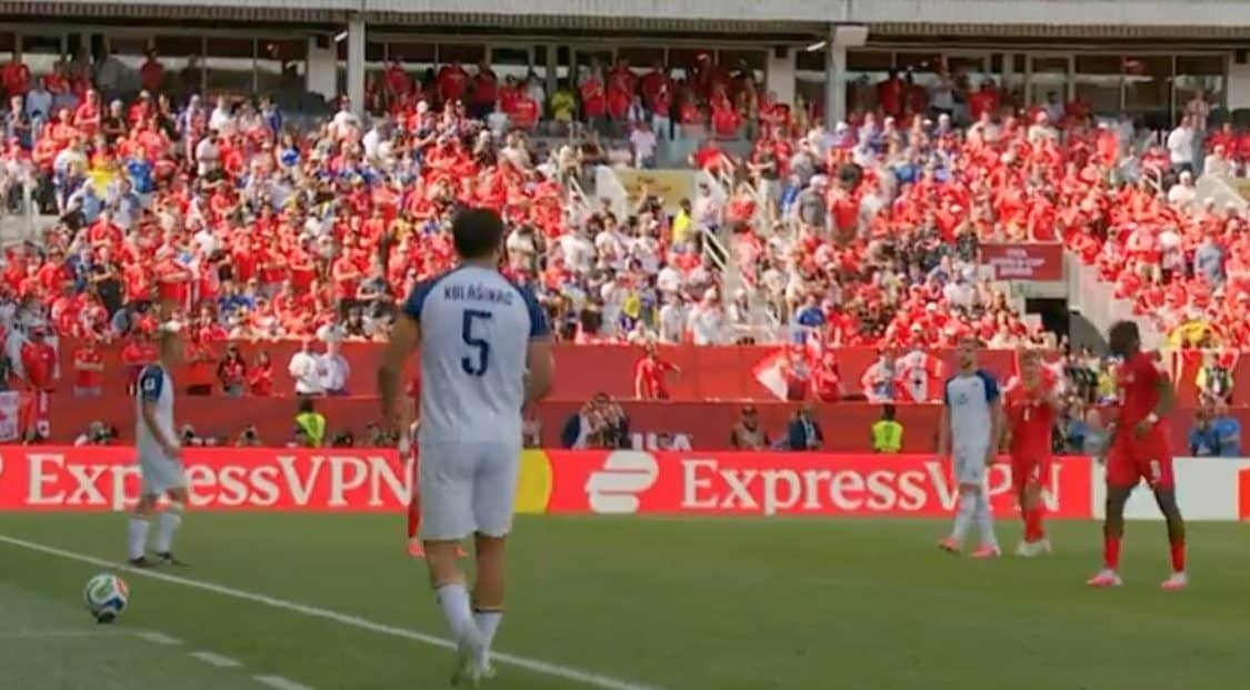 Kolasinac della Bosnia alla rimessa laterale, l’arbitro fa scattare la procedura dei 5 secondi.
