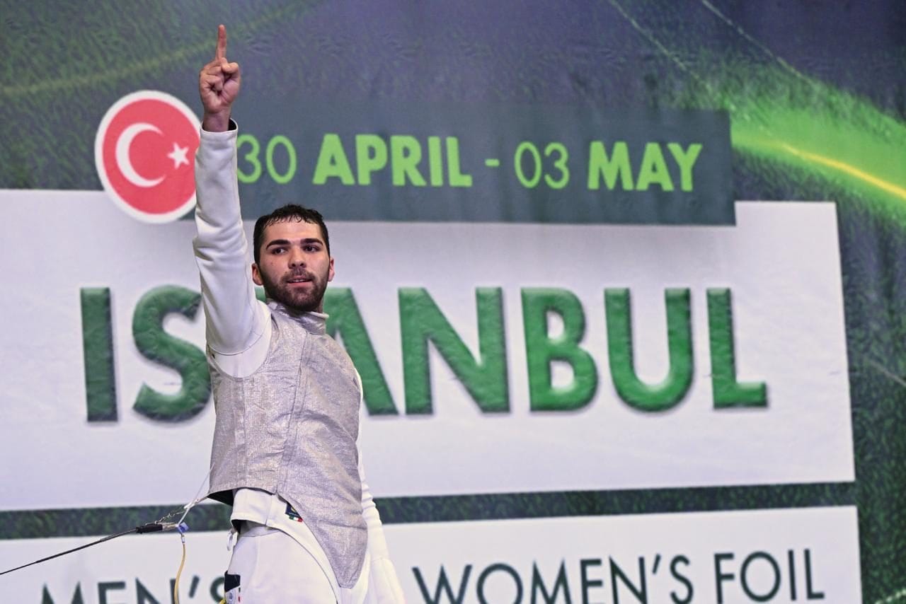 La "foto" più bella della Coppa del Mondo a Istanbul: Filippo Macchi alza il dito al cielo dopo la finale